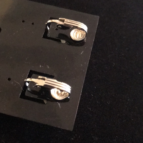 Vintage Pearlized Clip On Earrings - Picture 3 of 4